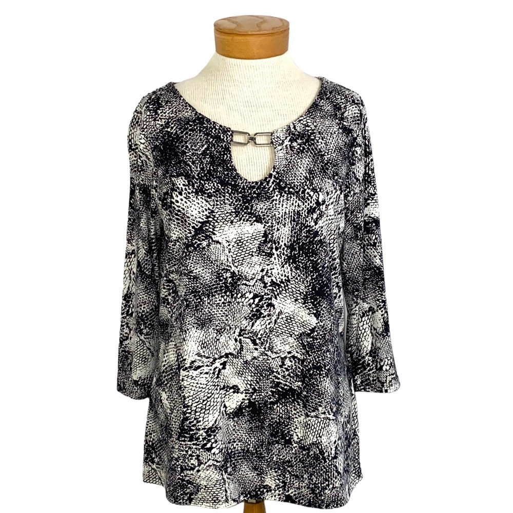 Dana Buchman Snakeskin Silver Metal
Keyhole Neck Black White Top Med